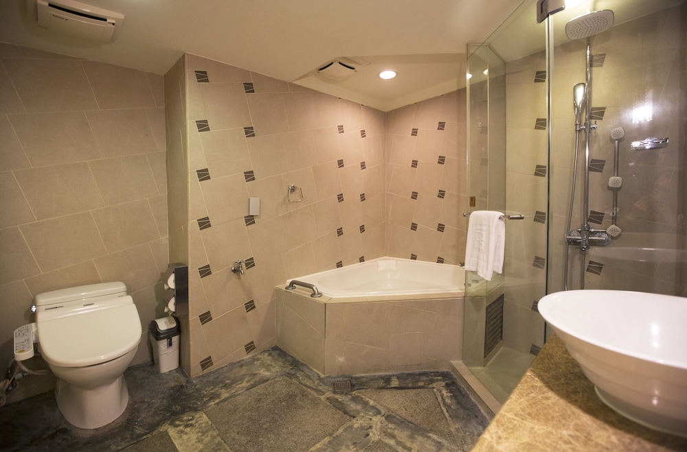 Celeb Metro Deluxe Suite photo 2