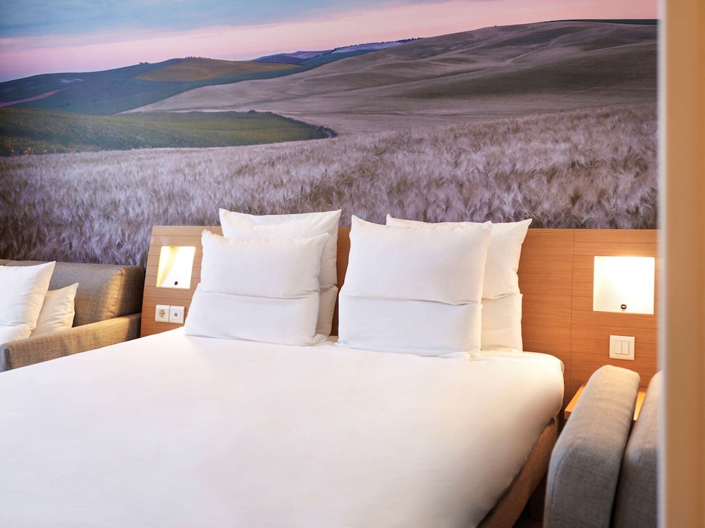 Superior Room, 1 Queen Bed thumbnail 5
