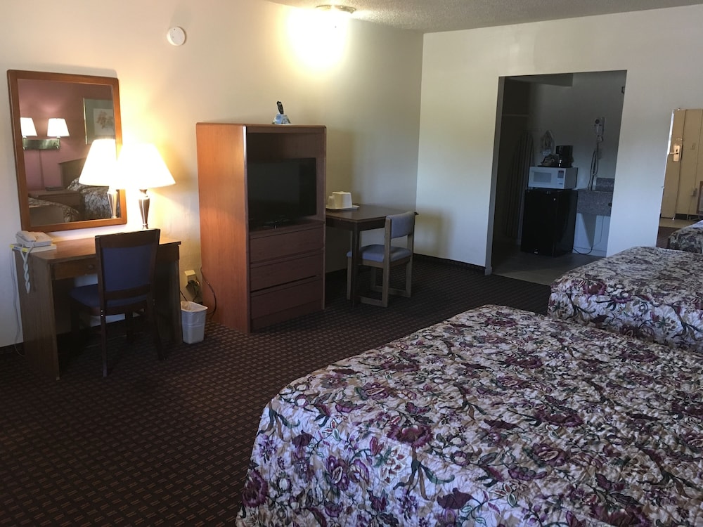 Standard Room, 2 Queen Beds, Non Smoking - Photo 2