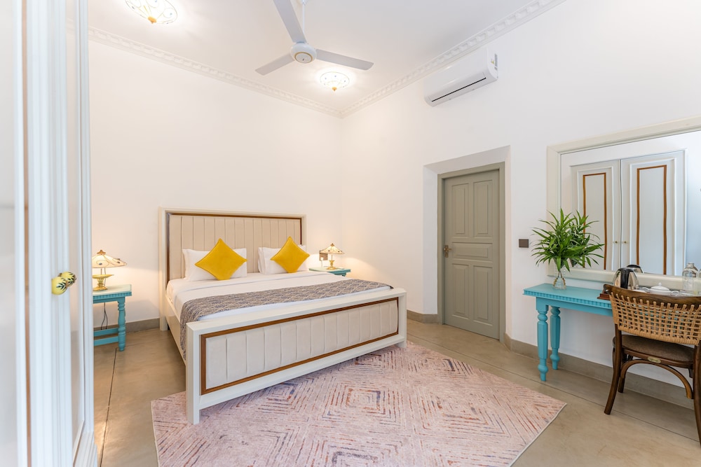 Deluxe Double Room, 1 King Bed, Bathtub, Garden View photo 2