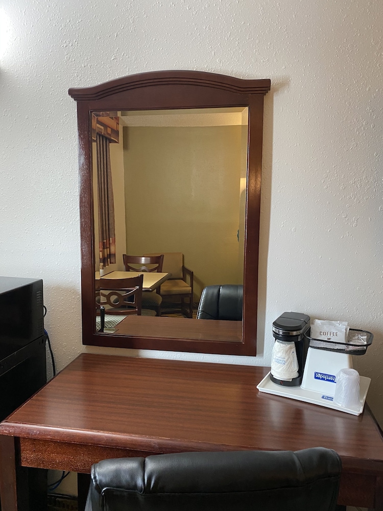 Room, 1 King Bed, Non Smoking - Photo 10