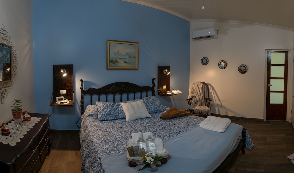 Deluxe Room, 1 Queen Bed, Non Smoking photo 2
