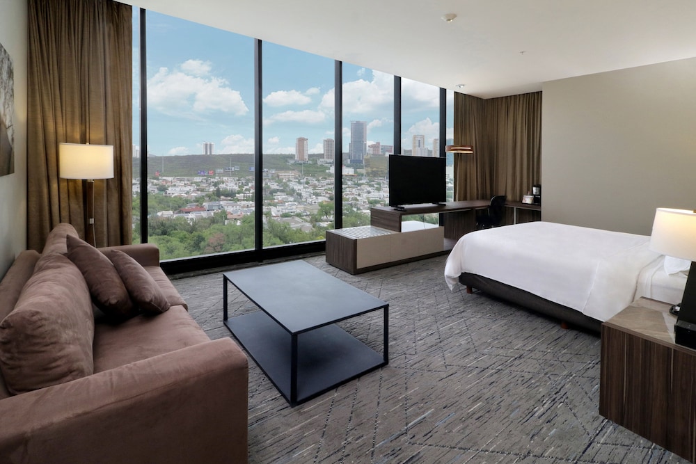 Standard King Room with Mountain View - High Floor
