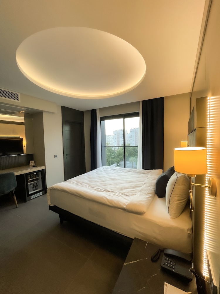 Deluxe Room, 1 King Bed, City View