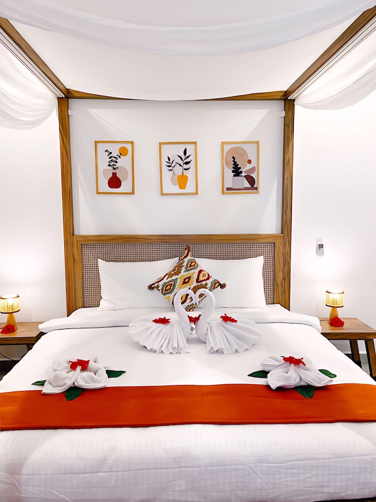Standalone Bungalow with King Bed and Terrace photo 2