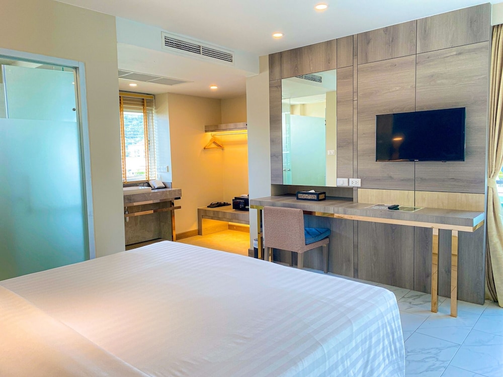 Deluxe Room - Photo 13