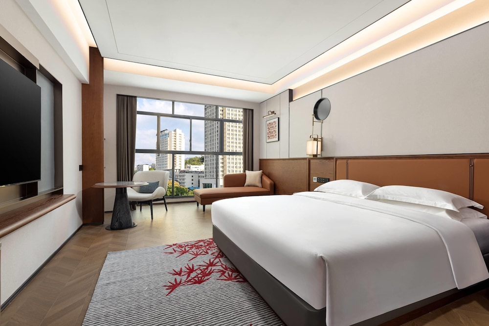 Deluxe Room, 1 King Bed, Non Smoking photo 1