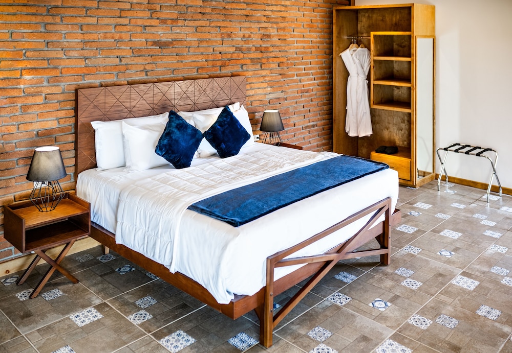 Deluxe Single Room, 1 King Bed, Accessible, Pool View photo 1