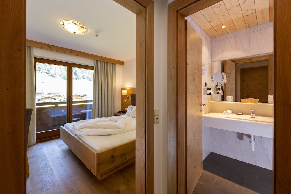 Standard Single Room, Balcony, Mountain View (Classic) photo 2