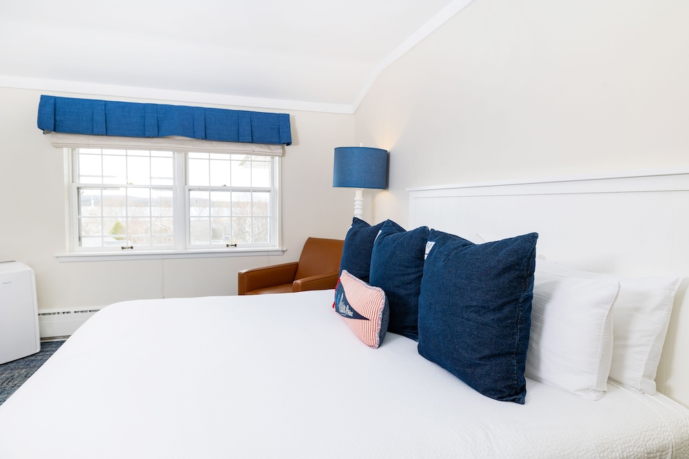 Room, 1 King Bed (Straits View/Lodge King, Dog Friendly) photo 3