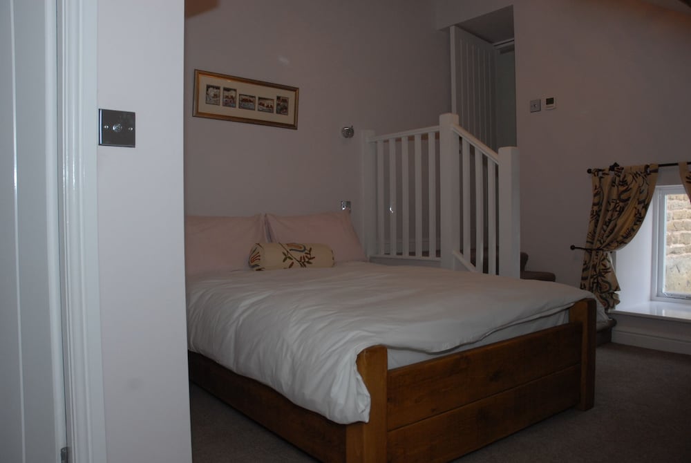 Double Room, Ensuite (Bridles) - Photo 2