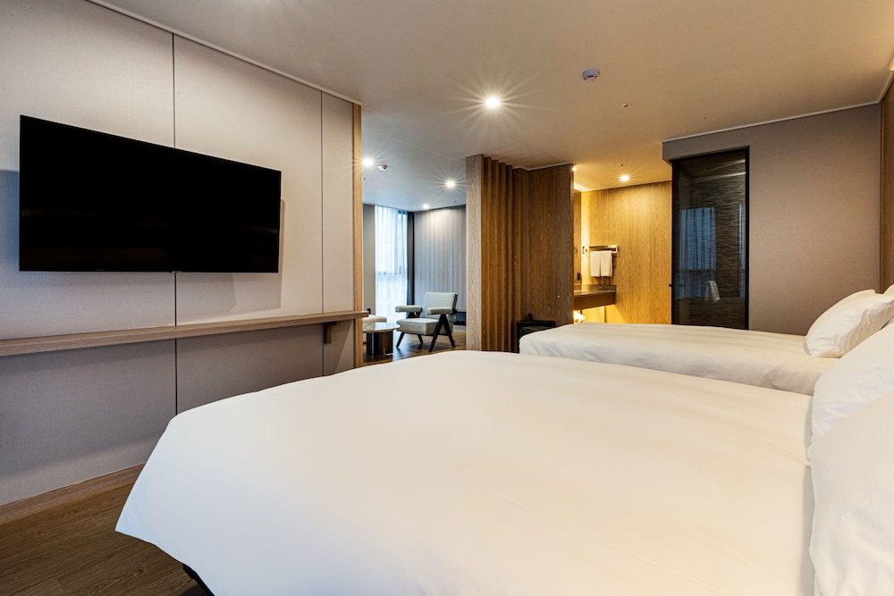 Corner Suite (Opened in 2024) - Photo 14