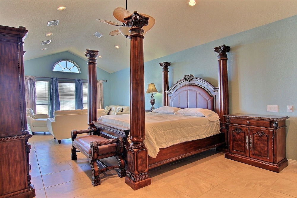 House, 4 Bedrooms photo 2