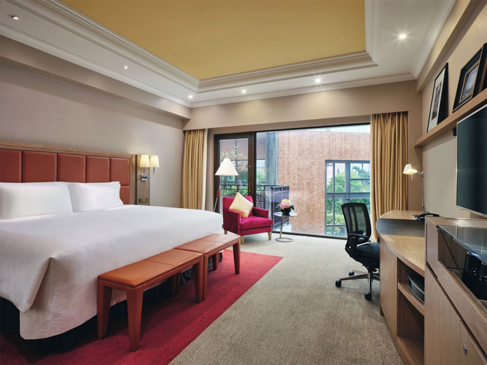 Classic Room, 1 King Bed, Mobility Accessible (Roll-In Shower)