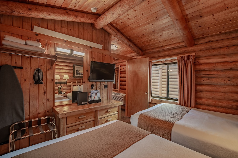 Deluxe Cabin, 2 Queen Beds w/Sofabed photo 2
