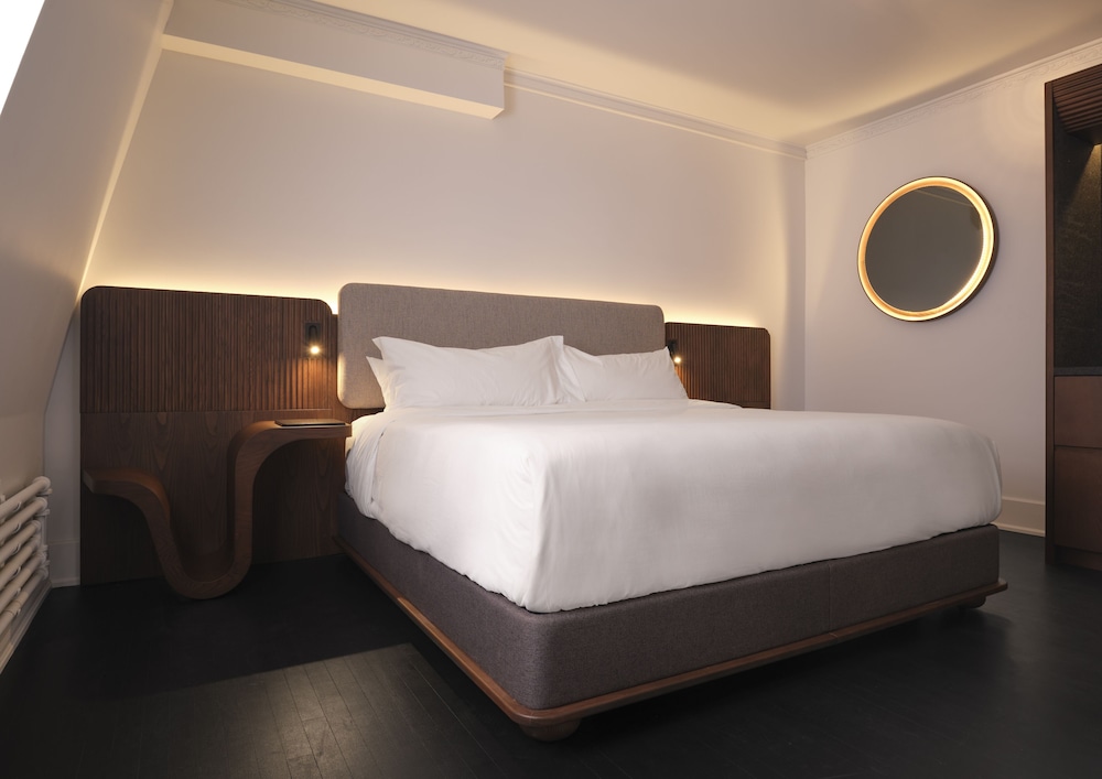 Room 1 Queen Bed