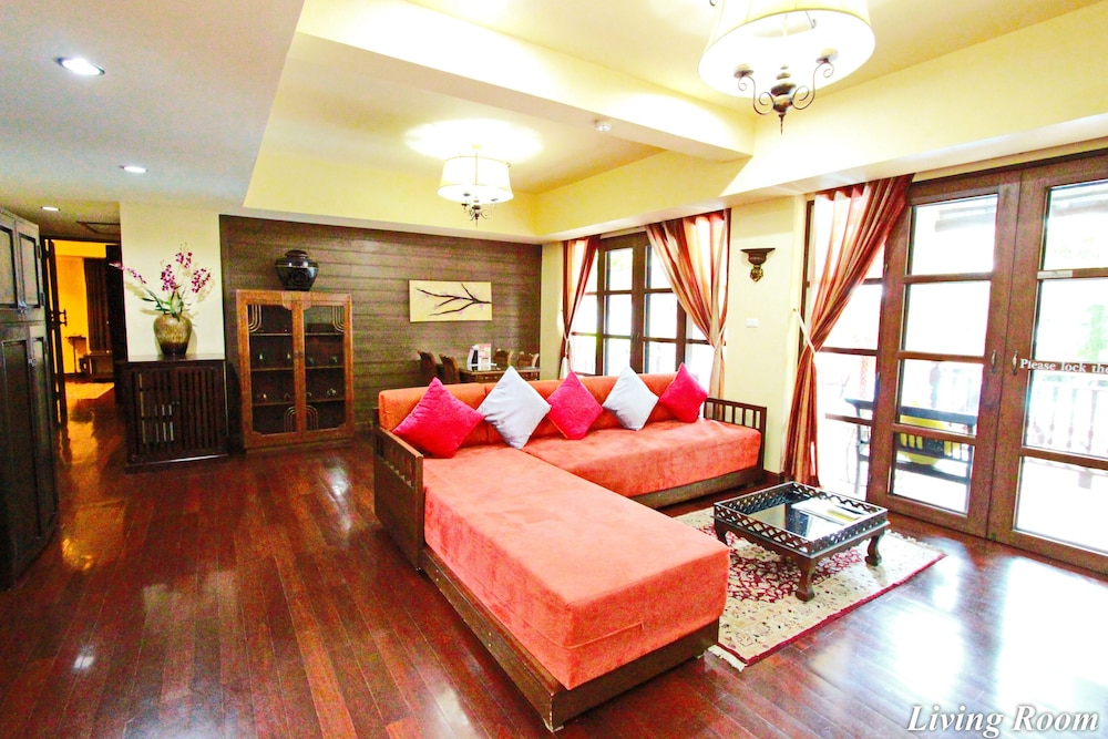 Suite, 2 Bedrooms, Jetted Tub - Photo 7