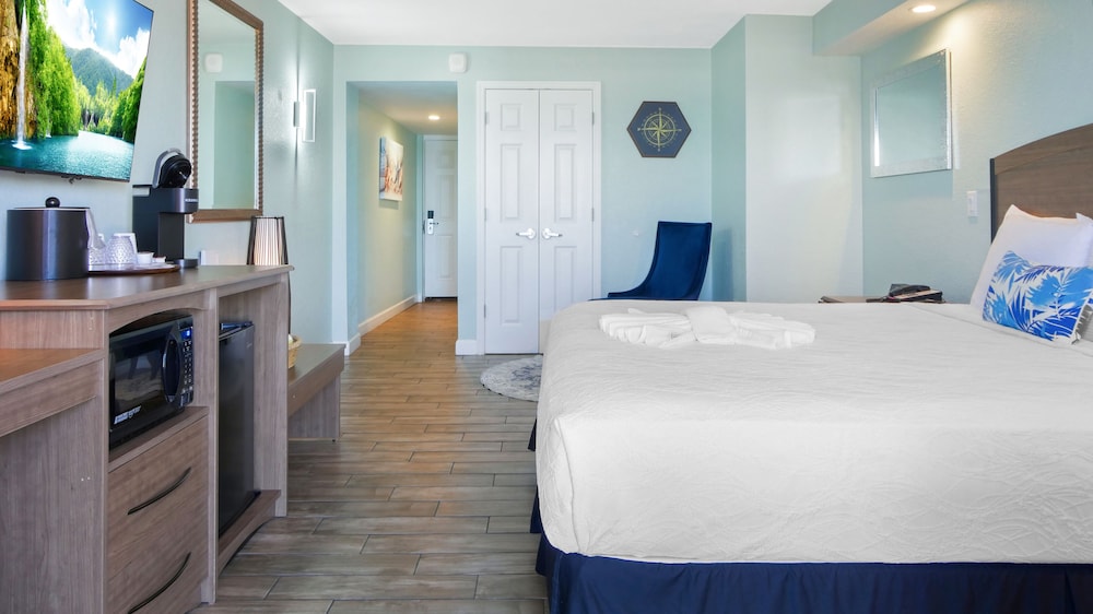 Room,1 King Bed, Oceanfront - Photo 5