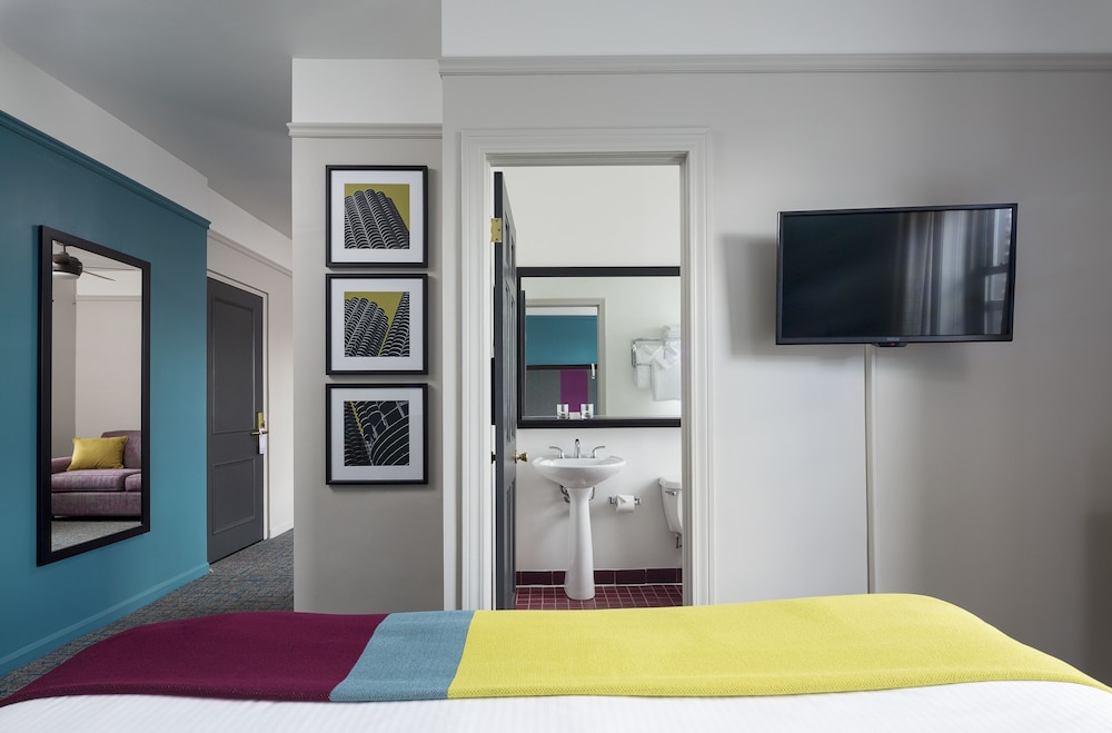 Suite, 1 King Bed with Sofa bed - Photo 3