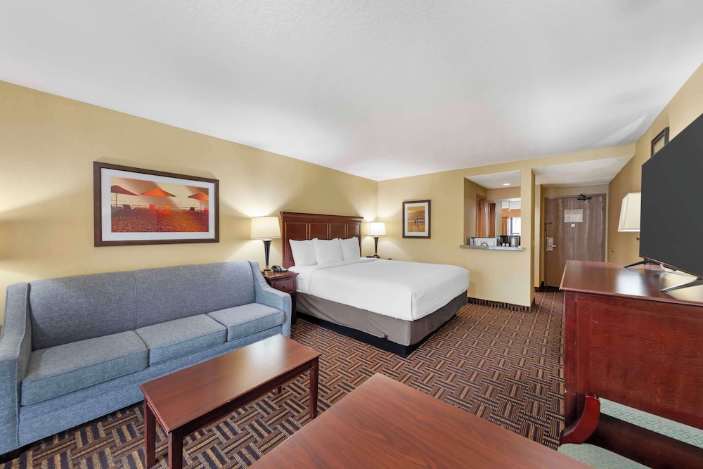 Deluxe King Room Interior w/ Soaking Tub