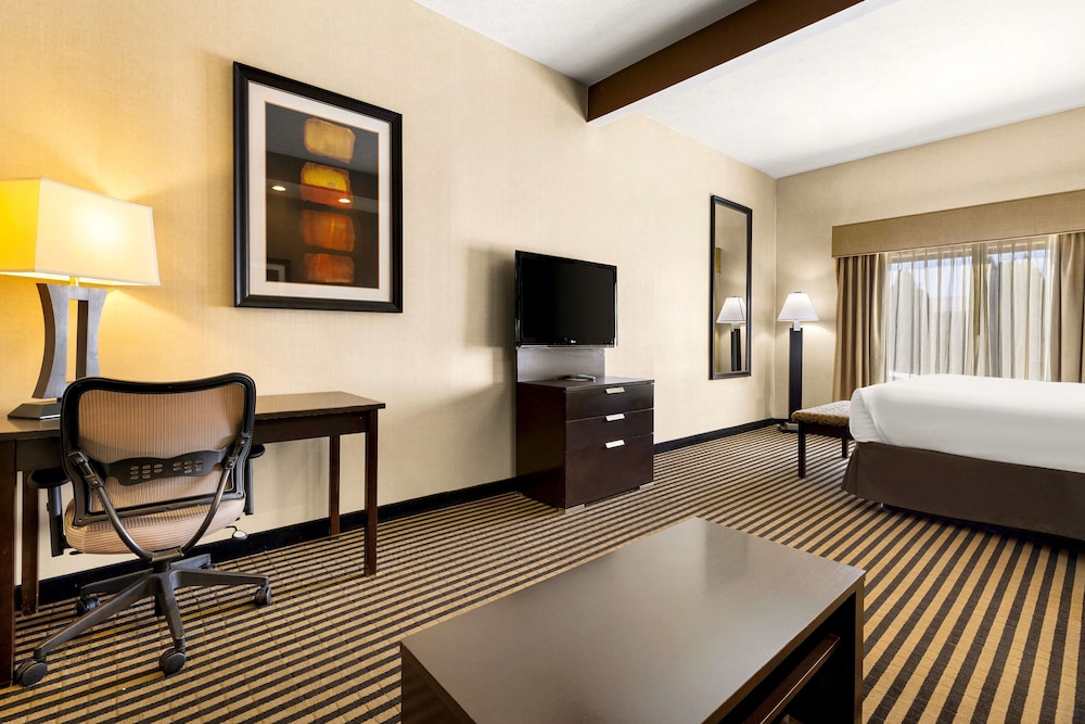 Suite, 1 King Bed - Photo 3
