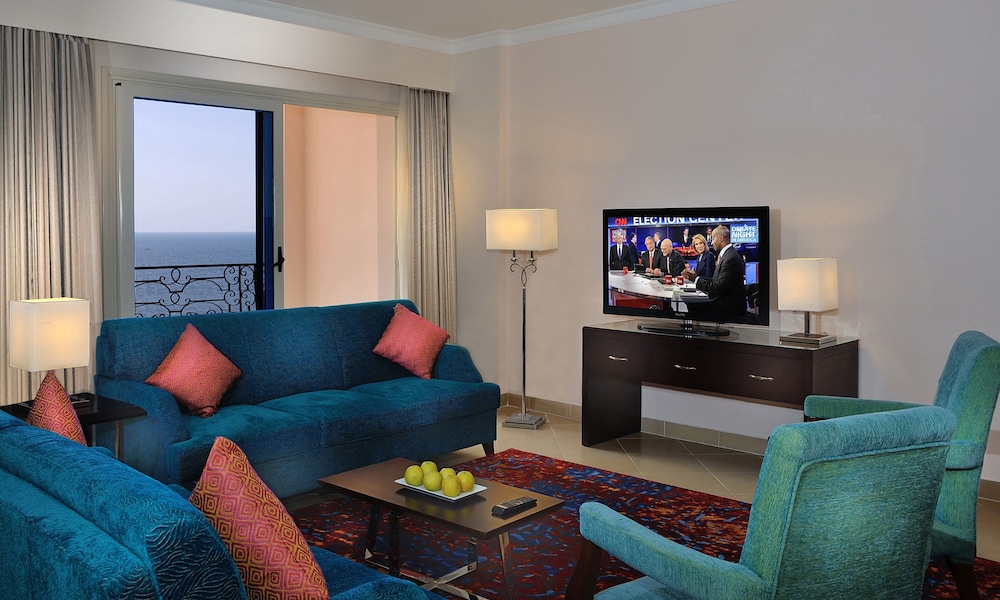01 Bedroom Suite Sea and Pool View photo 3