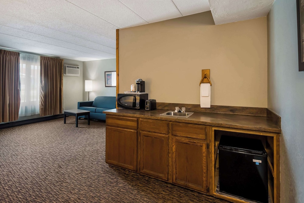 Suite, 1 King Bed, Non Smoking - Photo 2