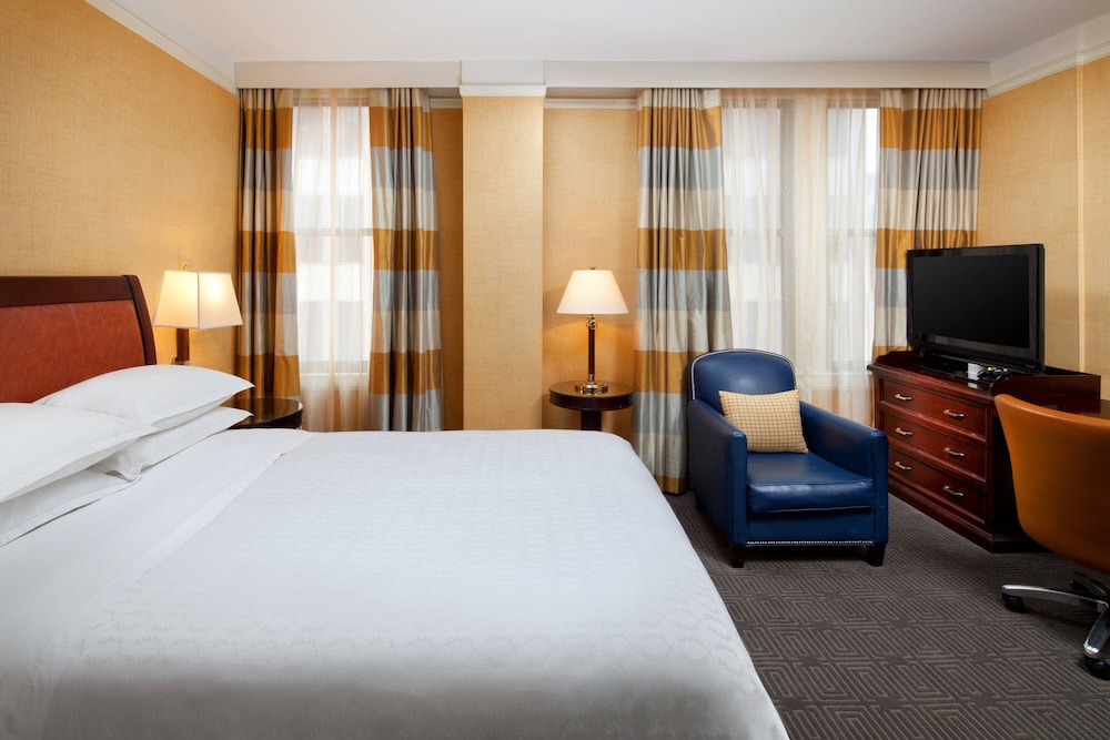 Grand Room, 1 King Bed - Photo 2