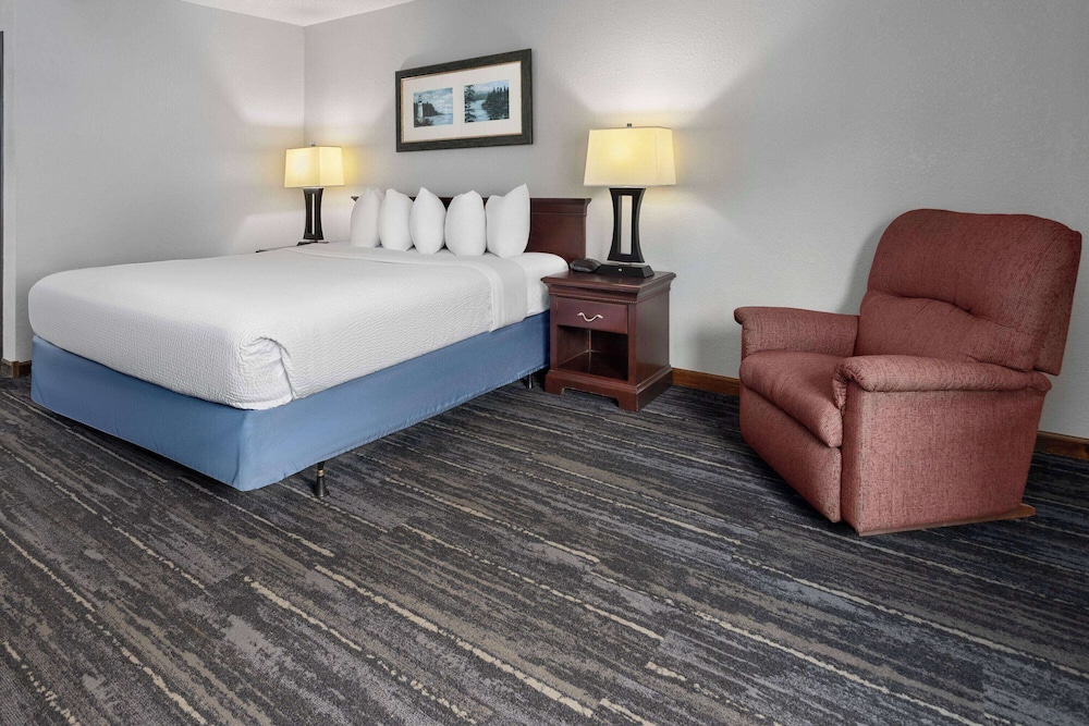 Standard Room, 1 King Bed - Photo 1