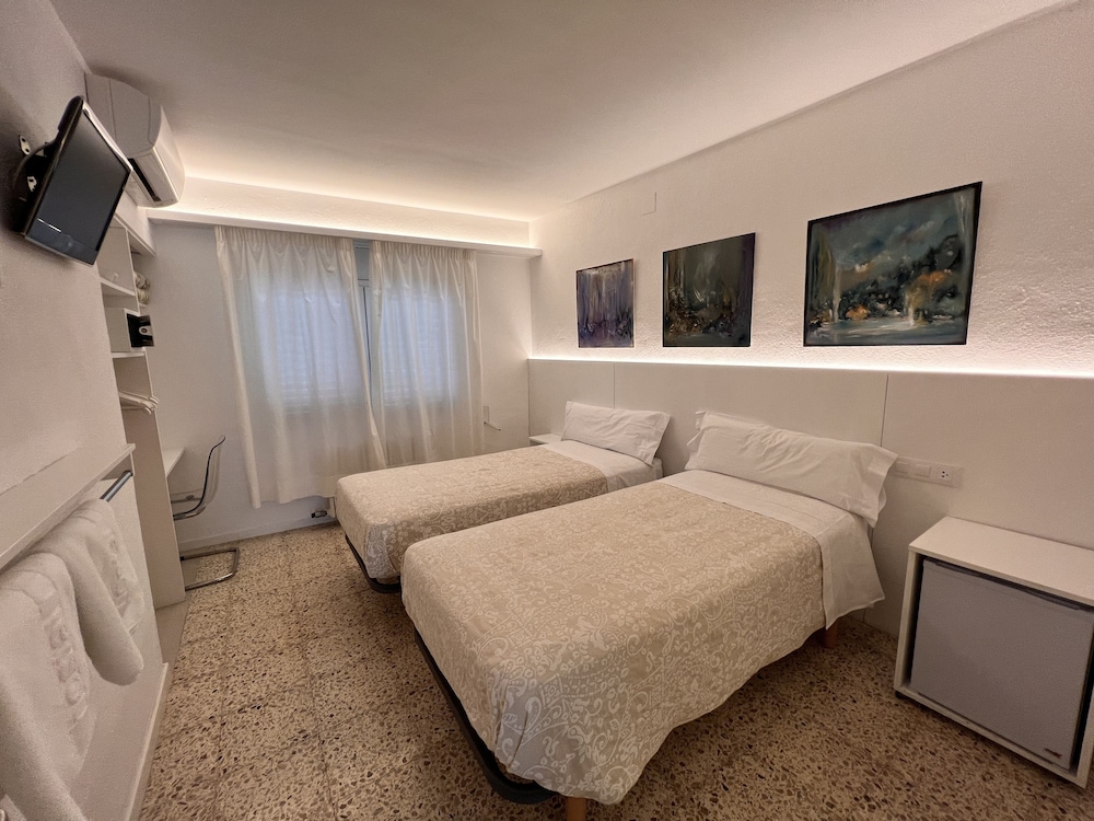 Basic Twin Room, 2 Twin Beds, Refrigerator photo 2