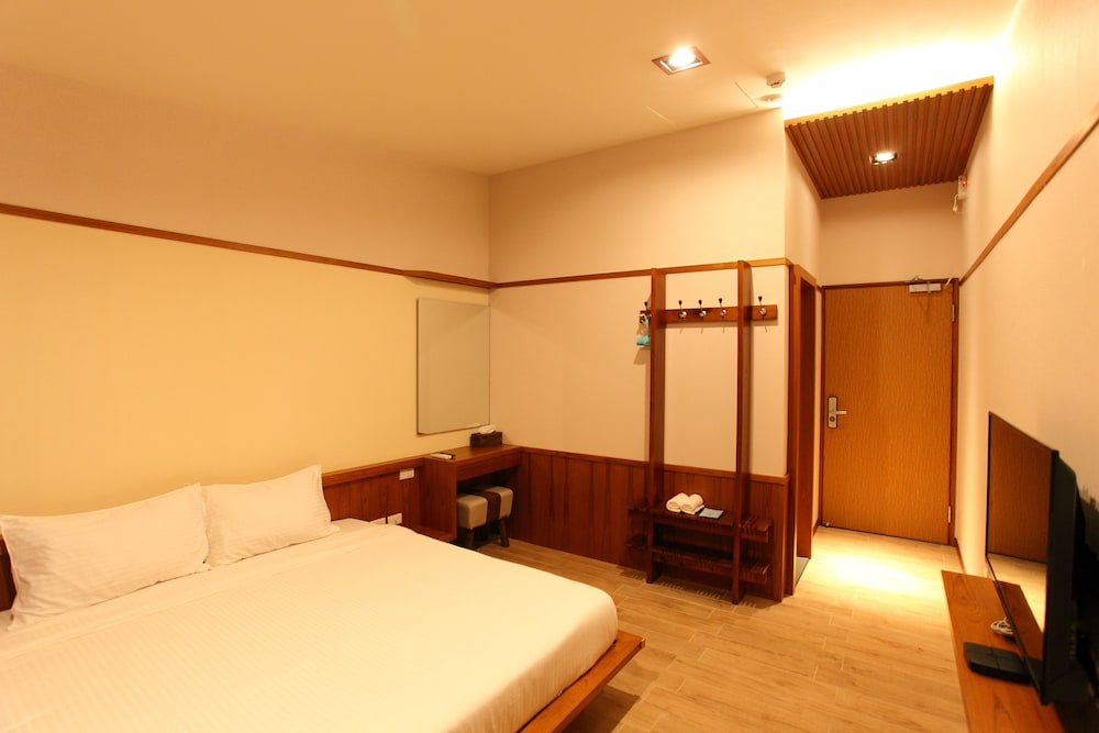 Standard Room, 1 Queen Bed, Non Smoking (202/203) photo 2