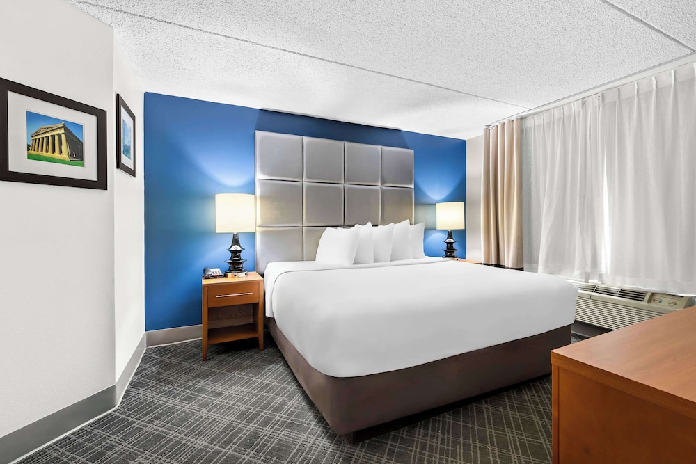 Suite, 1 King Bed Jacuzzi With Heart Shape With Pool View