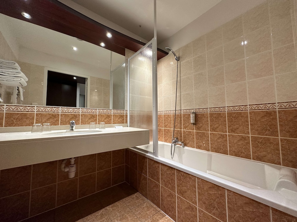 Deluxe Room, 1 Queen Bed, Kitchenette (Larger Room) - Photo 9