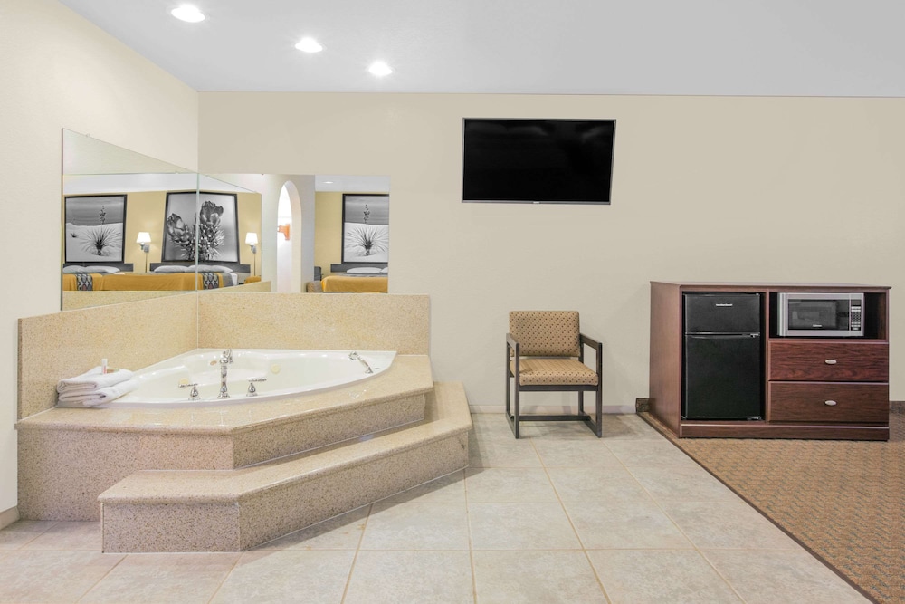 Suite, Multiple Beds, Microwave photo 1