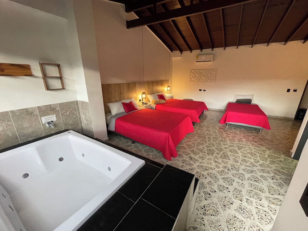 Deluxe Apartment, Hot Tub photo 1