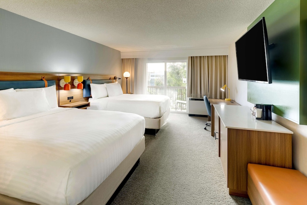 Deluxe Room, 2 Queen Beds (Water View) - Photo 1