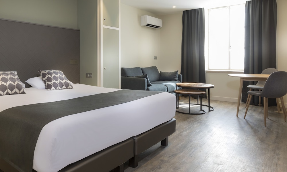 Studio, 1 Queen Bed, Courtyard View
