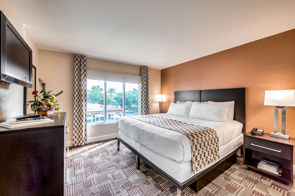 Room, 1 King Bed, Accessible, Balcony (Mobility/Hearing Access, Bathtub) photo 3