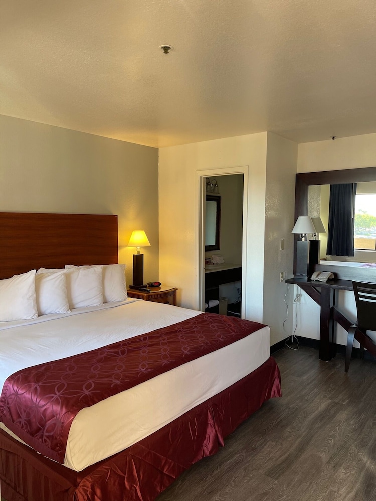 Deluxe Room, 1 King Bed, Non Smoking photo 1