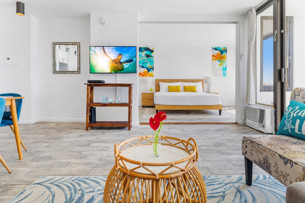 High Floor Ocean View Condo (King Bed and Parking): Suite, 1 Bedroom, Balcony, Ocean View (0025) photo