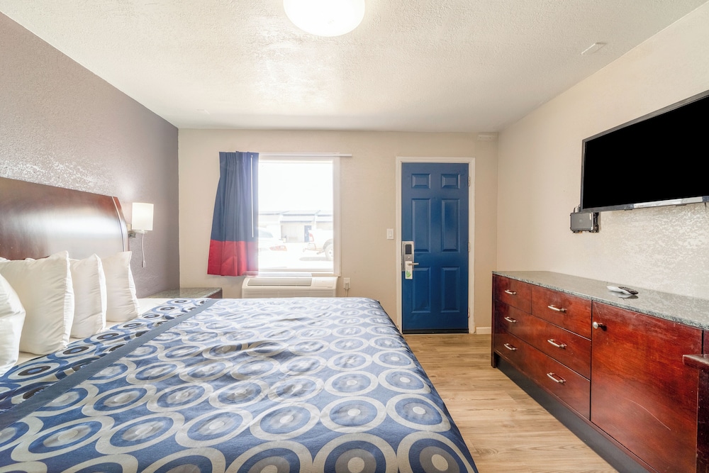 Room, 1 King Bed, Non Smoking photo 3