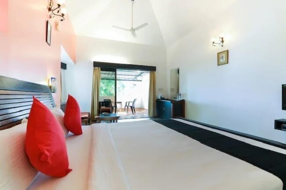 Classic Double Room, 1 King Bed, Pool View