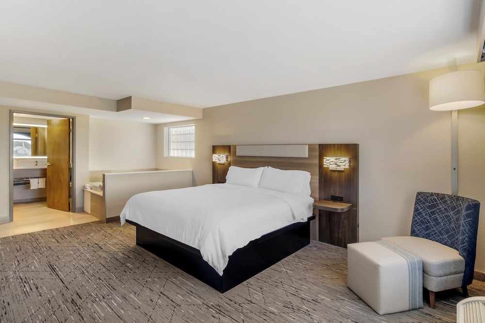 Suite, 1 King Bed with Sofa bed (Whirlpool) photo 1