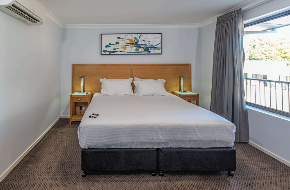 Family Suite, 1 King Bed, Non Smoking, Kitchenette (with Sofabed) photo 2