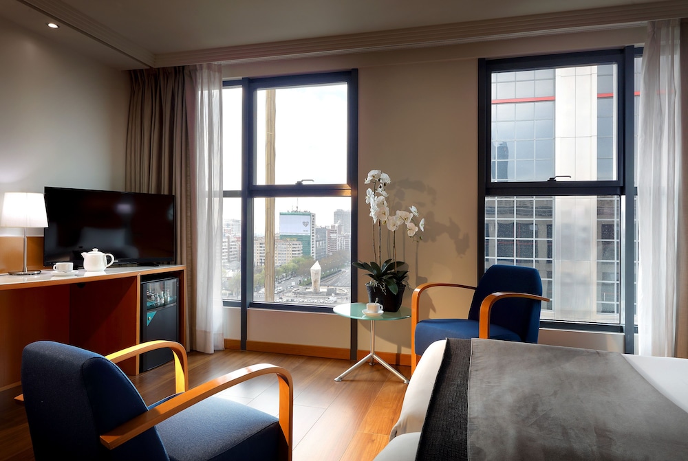 Romantic Room (Cava bottle + chocolates)