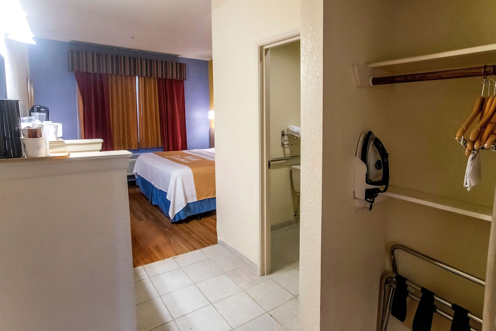 Standard Room, 1 King Bed - Photo 5
