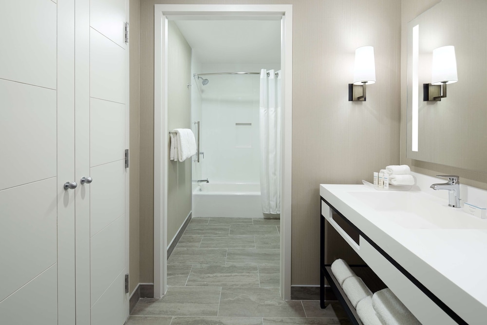Suite, 1 King Bed, Accessible, Bathtub - Photo 4