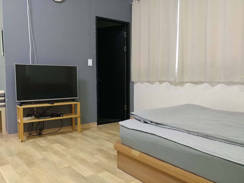 Family Room (6-person) photo 2