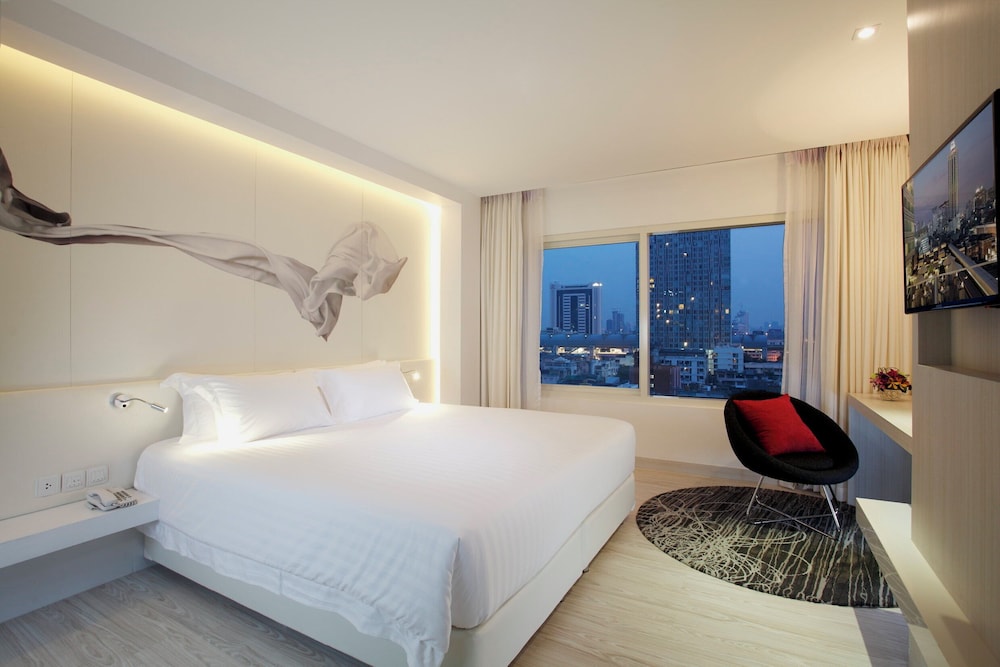 Deluxe Room, 1 King Bed, City View photo 3