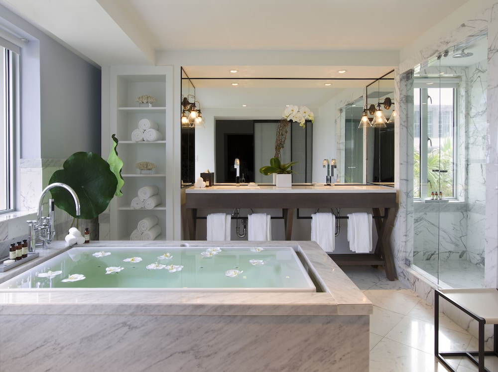King Suite with Balcony - Photo 2